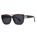 Moderne Oversize-Sonnenbrille mit lila Marmorgestell und goldenem V-Steg - Violetter Rahmen Graue Linsen