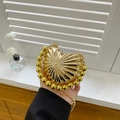 Borsa da sera a cuore in metallo dorato con manico di perle e trama a coste - Oro-Manico in Sfera di Metallo