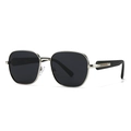 Lunettes de soleil polarisées carrées noires classiques avec monture métal en vue à 45 degrés - Monture Argentée Noir Gris