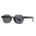 Lunettes de soleil géométriques avec monture grise translucide et verres foncés sur blanc - Monture Grise Verres Gris