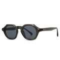 Lunettes de soleil carrées gris translucide rétro avec rivets argentés et verres foncés - C3 Monture Gris Foncé Verres Gris