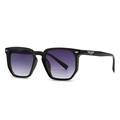 Gafas de sol cuadradas de gran tamaño con lentes degradadas violeta y decoración de alas - Montura Negra Lentes Degradadas Púrpura Gris