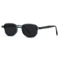 Gafas de sol rectangulares retro con montura gris oscuro y patillas con relieve - Montura Azul Lente Gris / Azul (C7)