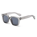 Quadratische, transparent-graue Sonnenbrille mit dunklen Gläsern, 45-Grad-Ansicht - Transparenter Grauer Rahmen Graue Linse (C5)