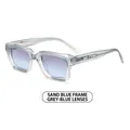 Gafas de sol cuadradas azul mate con lentes grises y detalle de logo de ala - Montura Azul Mate Lente Azul Gris (C2)