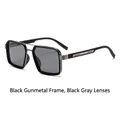 Gafas de sol rectangulares con montura negra y bronce con detalles de rayas rojas - Montura Negra Gunmetal Lentes Negro Gris (C4)