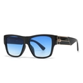 Gafas de sol cuadradas modernas con montura negra, lentes degradadas azules y detalles dorados - C4 Montura Negra Lentes Azules