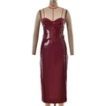 Dettaglio dell'abito midi attillato in PVC bordeaux lucido con scollo a cuore - S / Standard / Borgogna