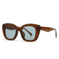 Retro-Sonnenbrille mit bernsteinbraunem Rahmen, blauen Gläsern und Silberpfeil-Akzenten - Bernstein Tee Rahmen Blaue Gläser