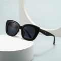 Moderne ovale Sonnenbrille mit schwarzem Rahmen und weißen Pfeilnieten auf weißem Sockel - Klassischer Schwarzer Rahmen Graue Gläser
