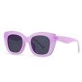 Moderne ovale Lavendel-Sonnenbrille mit dickem Rahmen und grauen Polgläsern - Transparenter Violetter Rahmen Graue Gläser