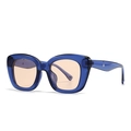 Moderne ovale Sonnenbrille mit dicken blauen transparenten Rahmen und Bernsteingläsern - Transparenter Blauer Rahmen Tee Gläser