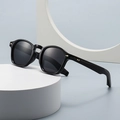 Gafas de sol cuadradas negras con remaches de flecha dorados en soporte blanco - Montura Negro Brillante Lentes Gris Oscuro (C1)