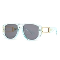 Moderne quadratische Sonnenbrille mit hellblauem Acetatrahmen und goldenen Metallbügeln - C7 Grün/Schwarzgrau