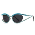 Lunettes de soleil œil de chat chic avec monture en métal argenté et strass bleus sur blanc - Strass Bleu Verres Noir Gris