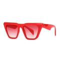 Occhiali da sole chic cat-eye rossi con montatura spessa e rivetti argento su fondo bianco - Montatura Rossa Lenti Rosse