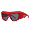 Modieuze rode oversized sportzonnebril met wrap-around montuur en zijstreep detail - Rood Frame Donkergrijze Lenzen
