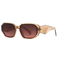 Moderne Retro-Sonnenbrille mit quadratischem Rahmen in transparentem Teebraun - Champagner Rahmen Grau-Rote Gläser