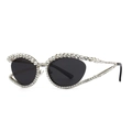 Lunettes de soleil œil de chat avec strass blancs et verres foncés sur branches fines - Strass Blanc Verres Noir Gris