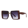Moderne quadratische Cat-Eye-Sonnenbrille mit Schildpattrahmen und goldenem Metallsteg - Tee Verlauf Grau