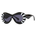Futuristische Wellen-Sonnenbrille mit schwarz-weißen Streifen und grauen UV-Gläsern - Schwarz-weiße Streifen