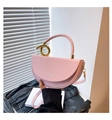 Détail du sac demi-lune en cuir rose avec boucles dorées et bandoulière amovible - Rose / Taille unique