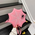 Sac bandoulière rose en forme de toile d'araignée avec coutures argentées et araignée noire - Rose
