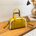 Borsa bowling gialla in finta pelle scamosciata con bordo in peluche bianco e tracolla - Giallo