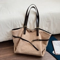 Grande borsa tote beige in sherpa con cinturini in pelle marrone per lo stile urbano - Cachi