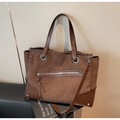 Detail der Shopper-Tasche aus Wildleder und Leder mit handgenähten Kanten und Zipptasche - Kaffeebraun