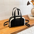Mini borsa bowling con finiture in ecopelliccia bianca e nera e zip dorata - Nero