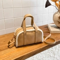 Borsa bowling in pelle scamosciata cammello con bordo in shearling e tracolla - Cachi