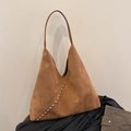 Borsa sottobraccio in pelle scamosciata marrone con borchie su sfondo di seta nera - Marrone