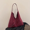Borsa hobo rétro in pelle scamosciata bordeaux con borchie argentate su seta nera - Borgogna