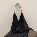 Borsa hobo minimalista in camoscio nero opaco con dettagli di rivetti in argento - Nero