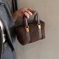 Donkerbruine pluche Boston handtas met kunstleren riemen en gouden metalen gespen - 22*10.5*14 / Bruin