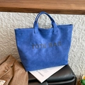 Borsa tote blu in pelle scamosciata con scritte a borchie e design capiente - Blu