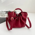 Borsa a secchiello rosso scuro a pieghe con manico dorato e tracolla rimovibile - Rosso