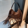 Borsa hobo stile bohémien in camoscio marrone scuro con frange e tracolla regolabile - Marrone