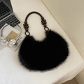 Borsa a mezzaluna in finta pelliccia nera con tracolla di perline marroni su scrivania - Nero