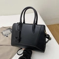 Borsa in pelle nera opaca con cuciture geometriche e ciondolo a forma di H - Nero