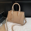 Elegante borsa kaki con ciondolo a lettera H e cuciture geometriche in ufficio - Cachi