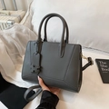 Borsa a mano grigio scuro in ecopelle con cuciture geometriche e tracolla rimovibile - Grigio