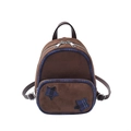 Detail des Vintage-Minirucksacks mit Stern-Patches und Karo-Besatz auf braunem Wildleder - Braun
