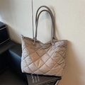 Borsa tote in nylon trapuntato grigio con cuciture a rombi e ampi manici a spalla - Grigio