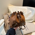 Borsa a secchiello in pelle scamosciata marrone con coulisse e pompon decorativo - Senza Ciondolo / Marrone