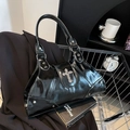 Borsa a mano in vernice nera stile Y2K con croce d'argento e borchie - Nero