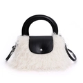 Bolso de peluche blanco con solapa de cuero negro y hebilla metálica de plata - Blanco