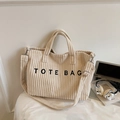 Große beige Cord-Einkaufstasche mit schwarzem Buchstabendruck und verstellbarem Riemen - Weiß