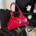 Borsa a mano rossa in pelle verniciata con croce in metallo e borchie stile biker - Rosso